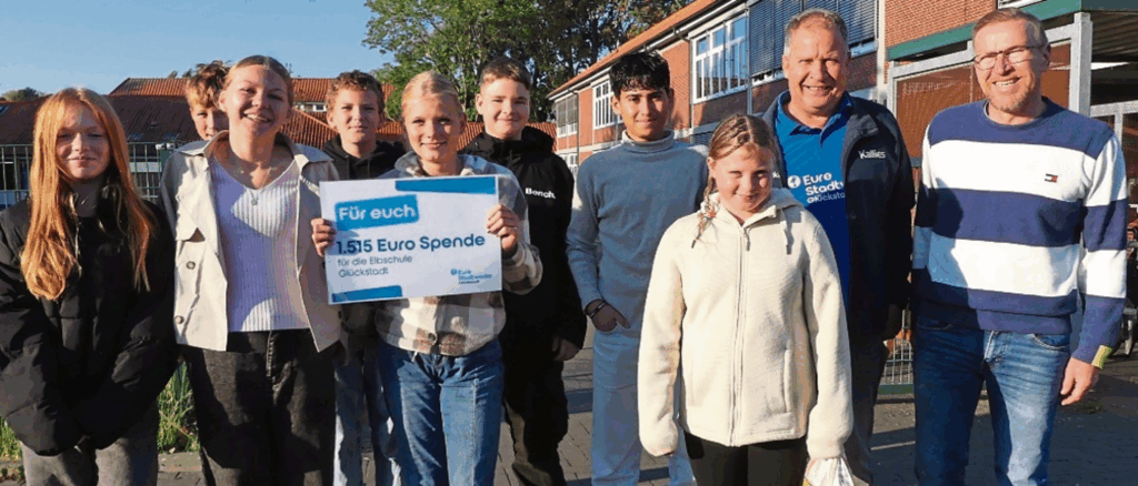 Schwimmmeister Rüdiger Kallies (Zweiter von rechts) überreichte den Scheck an den stellvertretenden Leiter der Elbschule, Thorsten Giese, und die Schüler der 6 b. Jürgen Kewitz