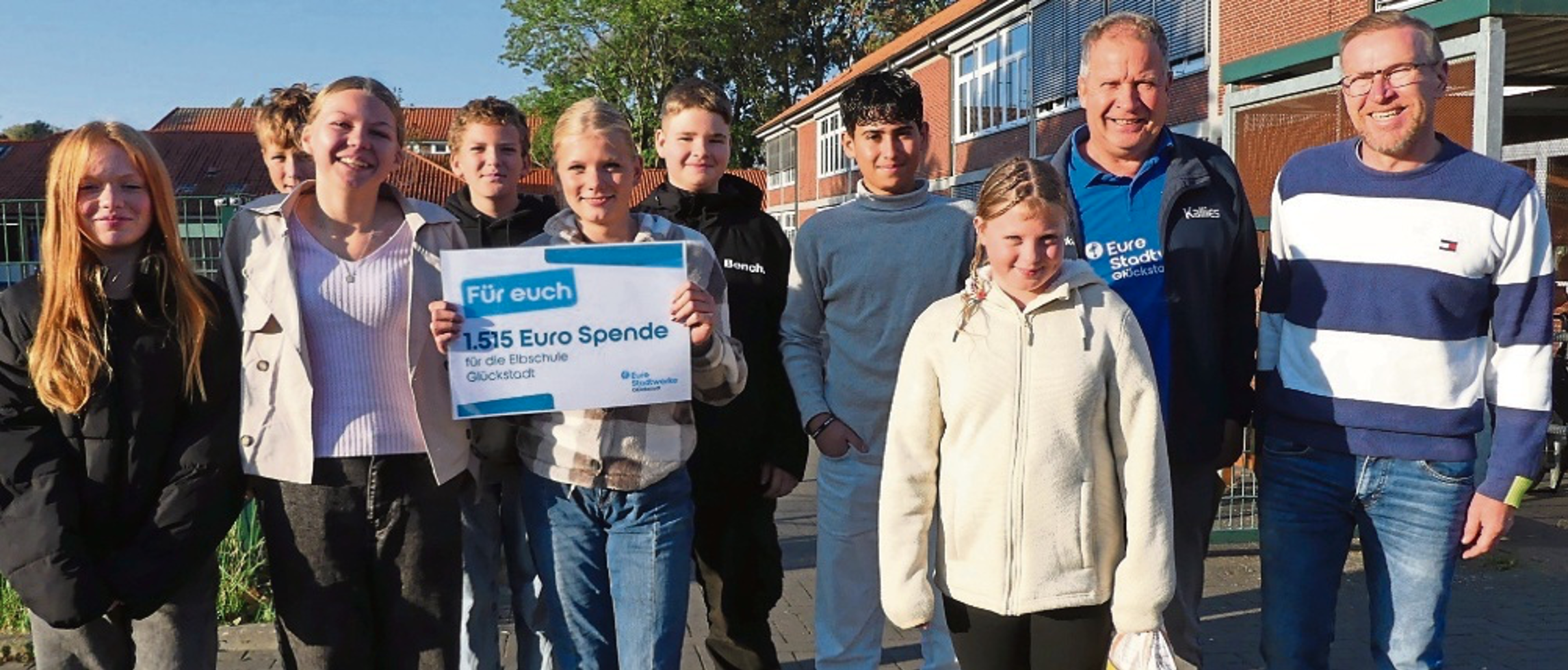 Schwimmmeister Rüdiger Kallies (Zweiter von rechts) überreichte den Scheck an den stellvertretenden Leiter der Elbschule, Thorsten Giese, und die Schüler der 6 b. Jürgen Kewitz